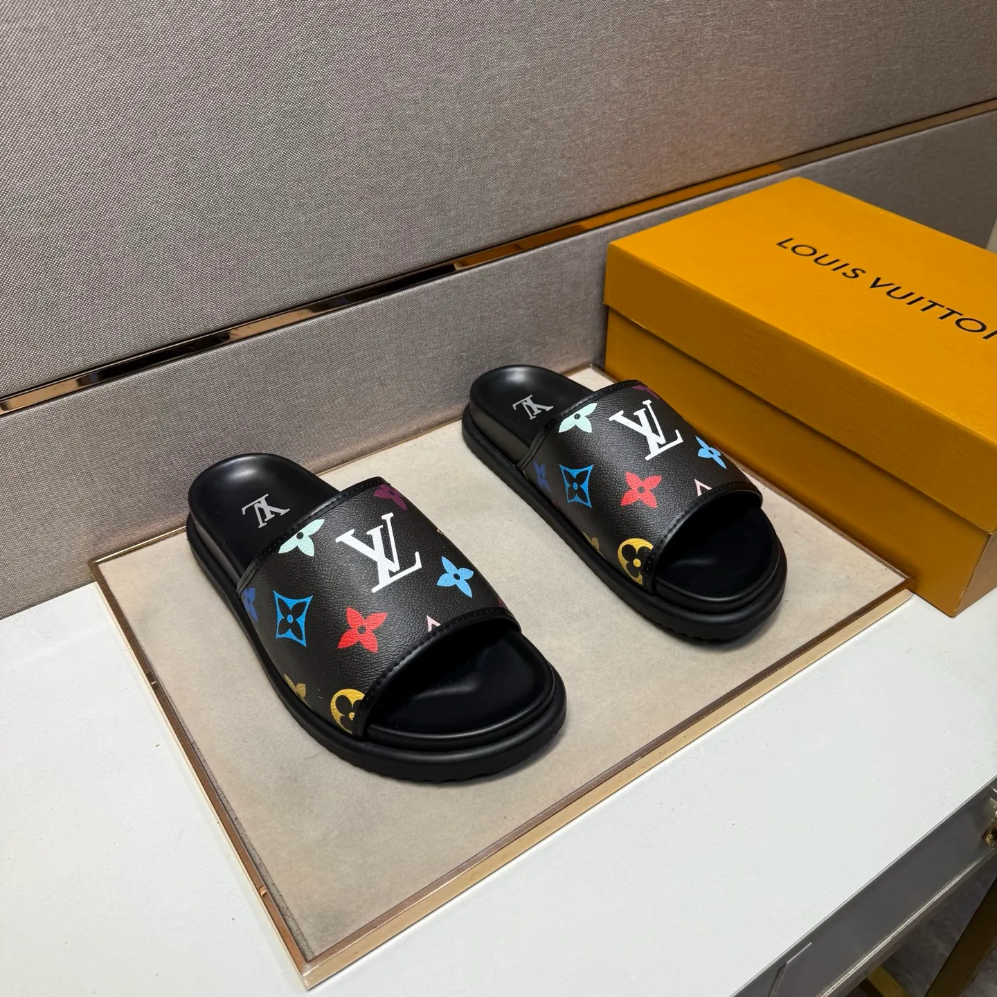 ⬛️Men's shoes 💰p320 [LV～] Men's casual slippers 2025z cabinet sales simultaneously 🔶Size: 38-44 #️⃣ 🔷2 colors🔜The upper is made of multi-material splicing➕Genuine leather lining, comfortable and breathable, sole: original comfortable and wear-resistant outsole, ⚠️Real shot📱Photographed🎬The real thing is better📢📢📢